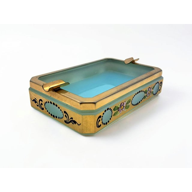 Add a touch of class from times gone by to your home with this refined opaline glass ashtray, a jewel that combines...