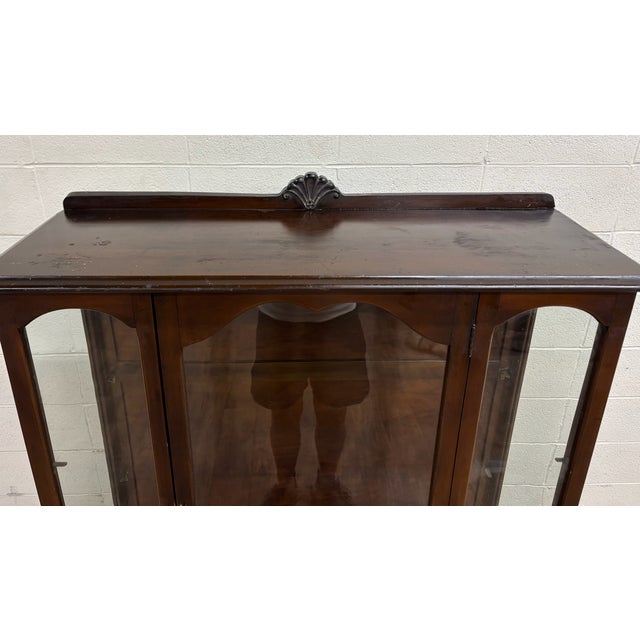 Late 20th Century Vintage Tomlinson Chair MFG Co Queen Anne Style Mailbag Curio China Cabinet For Sale - Image 5 of 12