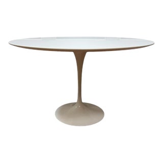 Mid-Century Modern Eero Saarinen for Knoll Round White Tulip Dining Table For Sale