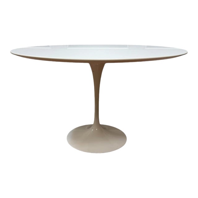 Mid-Century Modern Eero Saarinen for Knoll Round White Tulip Dining Table For Sale