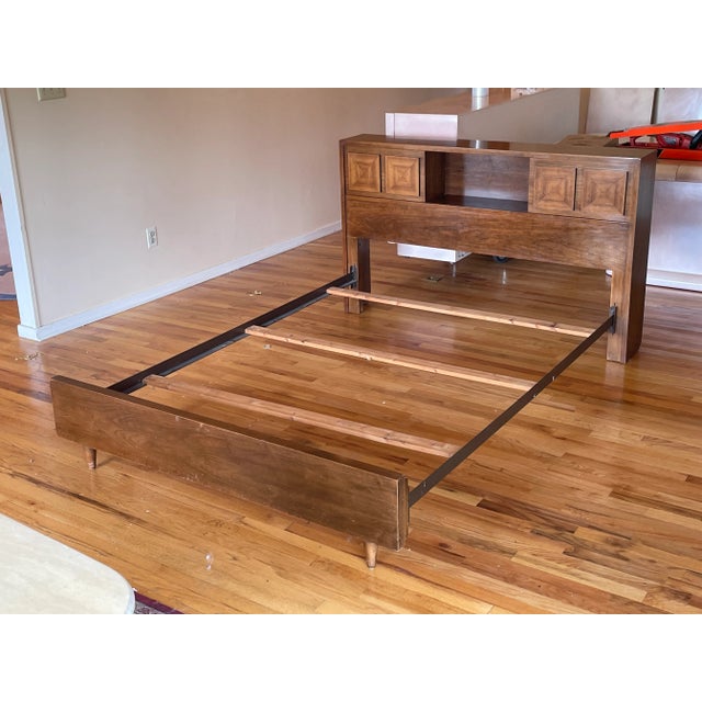 Nice mid century modern full size bedframe by Lane which includes foot and headboard metal side rails and wood slats