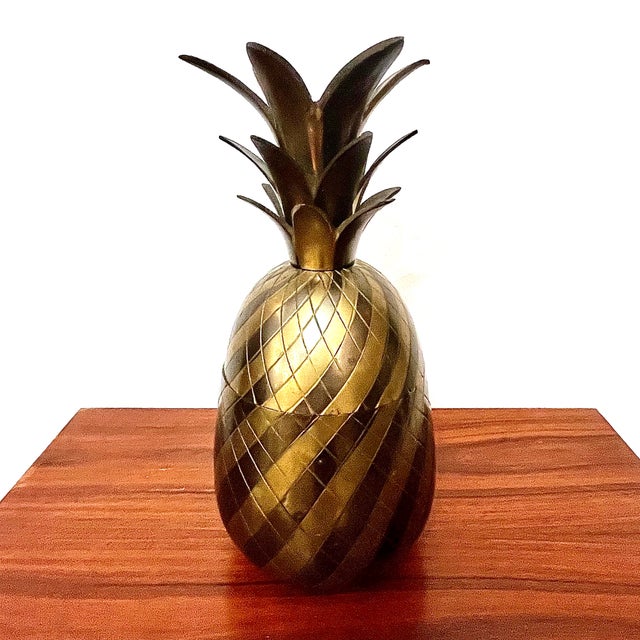 ​​masterpiece of decorative tableware, this ice bucket adopts the iconic silhouette of the pineapple, a historical symbol...