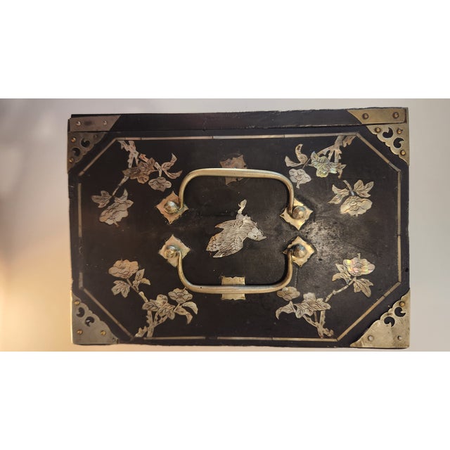 Beautiful Bamboo-and-Bone Mahjong Set in a Black Lacquer Box With Mother of Pearl For Sale In New York - Image 6 of 17