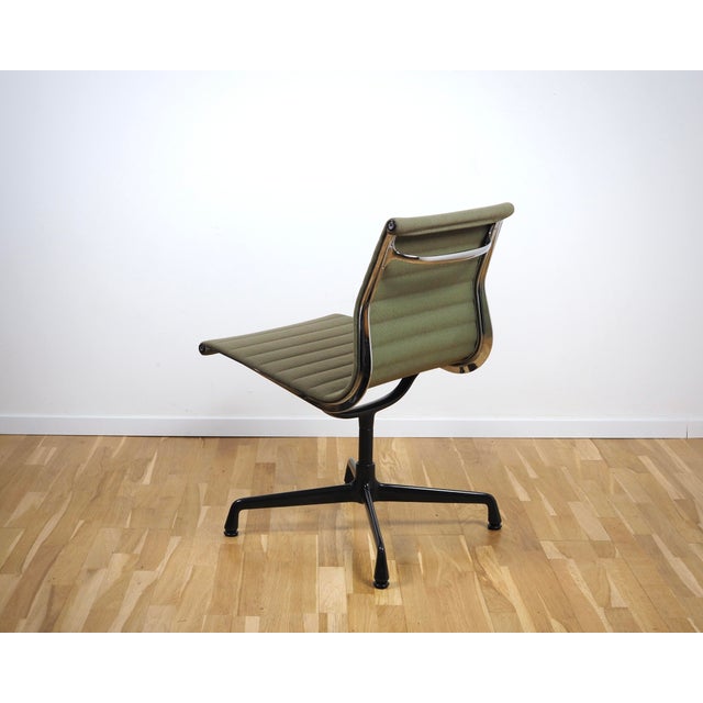 Mid-Century Modern Alu Chair EA 105 in Hopsack in Khaki by Charles and Ray Eames for Vitra, 1980s For Sale - Image 3 of 11