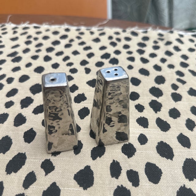 Postmodern Pair of Silver-Tone Metal Geometric Salt and Pepper Shakers For Sale - Image 3 of 8