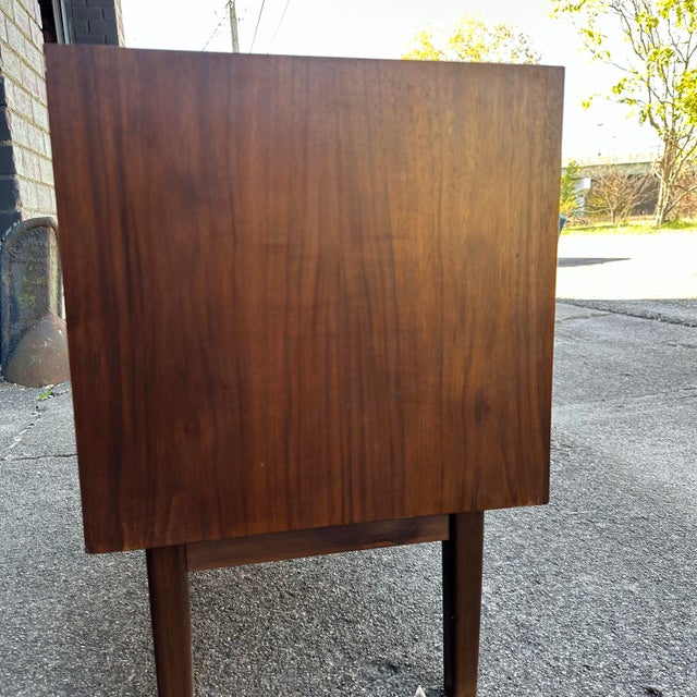 Mid 20th Century Royal American by Stanley for Distinctive Furniture Walnut Rosewood Nightstand For Sale - Image 9 of 12