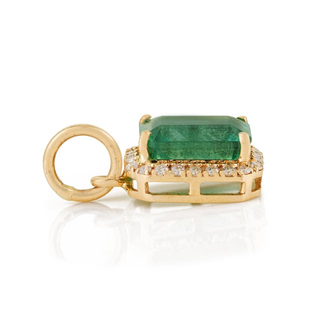 Metal Art Deco Charm 1.55ct Emerald Diamond Halo Pendant in 14k Yellow Gold For Sale - Image 7 of 14