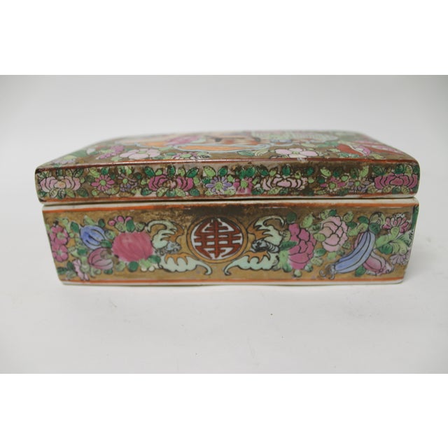 17th Century Chinese Porcelain Covered Box With Figural Decoration For Sale - Image 9 of 11