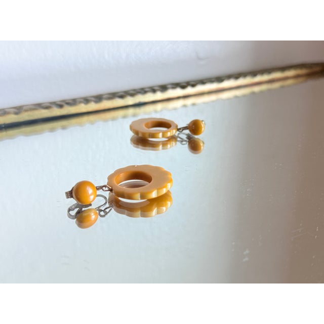 Vintage 1940s Mustard Yellow Bakelite Dangle Earrings With Scalloped Edge, A Pair For Sale - Image 12 of 13