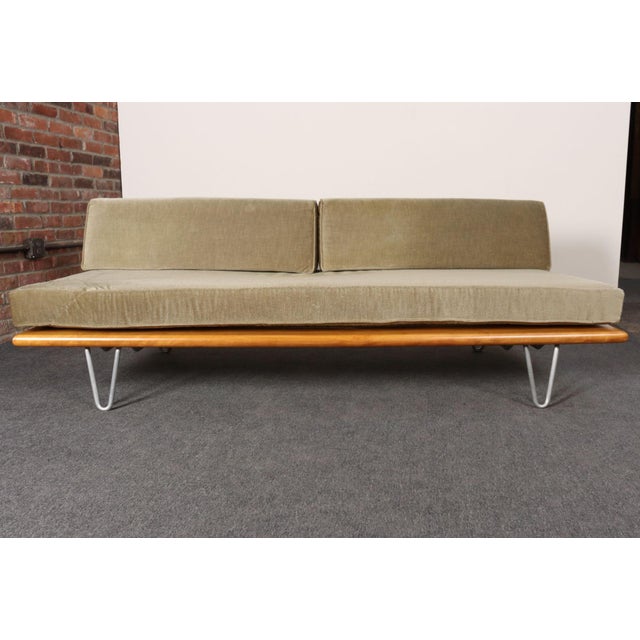 Iconic hairpin/v-leg daybed/settee by George Nelson for Herman Miller. Early example (ca. 1950) with a metal spring and...