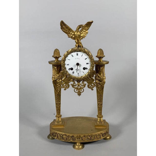 Empire period portico clock with Egyptian motifs, gilt bronze, circa 1800, 19th century For Sale