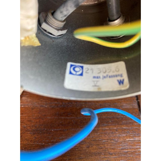 This Space Age cascade lamp impresses with its very elaborate workmanship and variable design. The cables for the lighting...