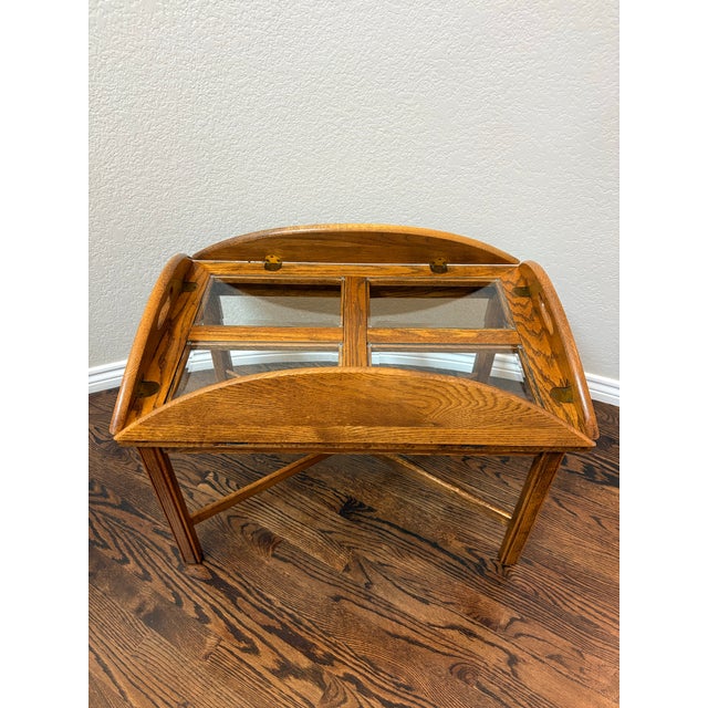 Beautifully crafted in the traditional American style, this oak expanding coffee table is attributed to Thomasville’s...