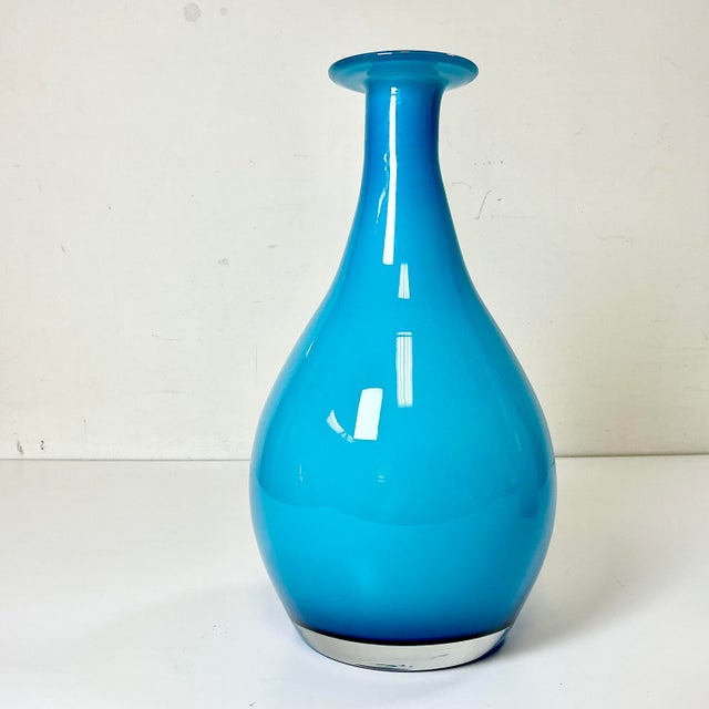 Tiffany Blue 1970s Vintage Tiffany Blue Italian Venetian Blown Glass Vases With White Encasing - A Pair For Sale - Image 8 of 11