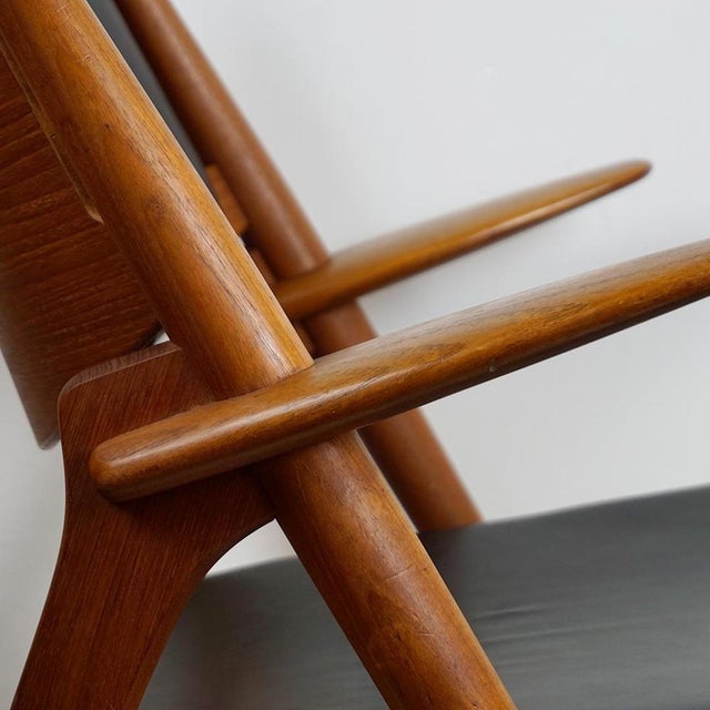 Scandinavian CH28 Chair in Teak and Black Leather by Hans Wegner for Carl Hansen, 1950s For Sale - Image 6 of 15