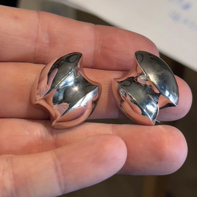 Spanish 1990s Pair of Tiffany & Co Estate Large Puffed Earrings Sterling Silver 6.5 Grams For Sale - Image 3 of 7