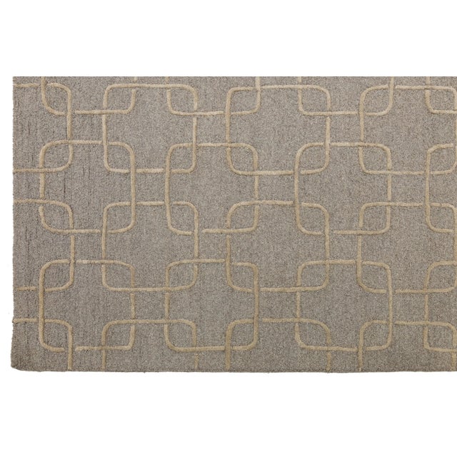 Geometric Interlocking Links Modern Hand-Tufted Wool Rug – Earthy Taupe & Cream For Sale In New York - Image 6 of 10