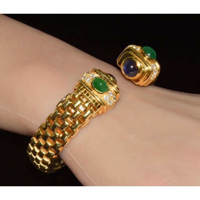 Gold Vintage Fope Flex’it Natural 5.20ct Diamond Sapphire Emerald 18k Gold Open Cuff Bracelet For Sale - Image 8 of 14