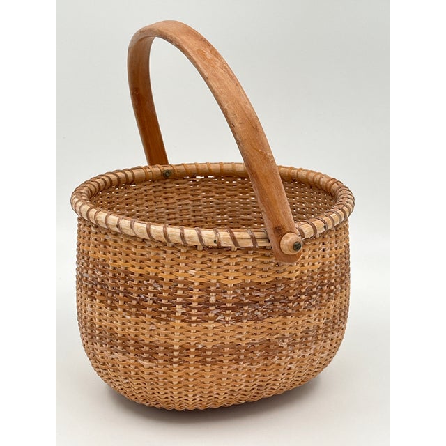 Traditional Mid 20th Century Vintage Mid Size Nantucket Wicker Woven Basket For Sale - Image 3 of 11
