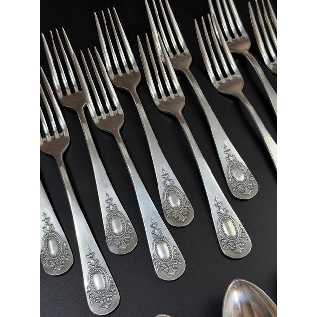 Spanish La Cisueña Plateado Silverware Set in Original Case, 1890s, Set of 30 For Sale - Image 4 of 11