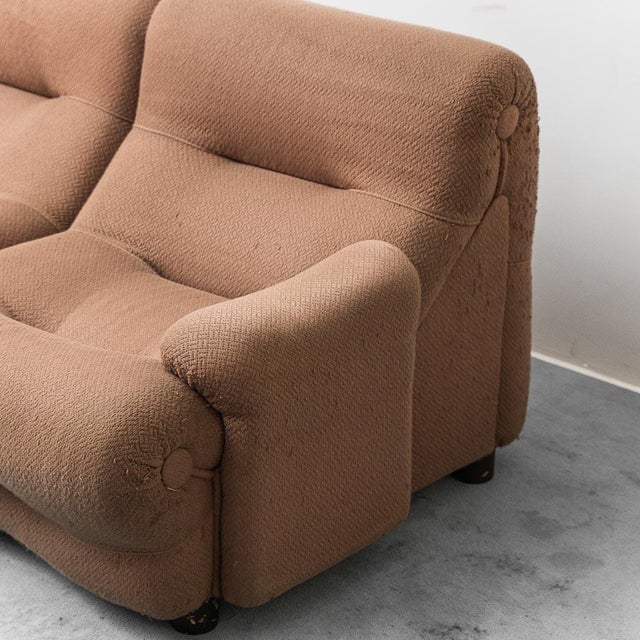 Rezia 3-section sofa designed by Emilio Guarnacci for 1p, made in the 1970s. Brown fabric upholstery. Wooden legs. Good...