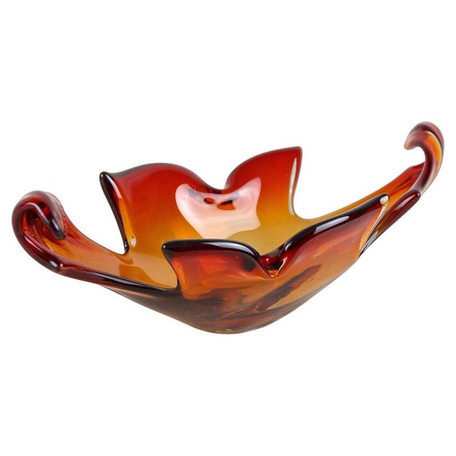 Very decorative mid century Murano glass bowl out of the renowned Sommerso workshops in Italy from the period around 1960....