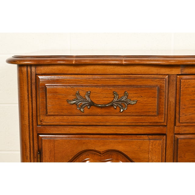 Thomasville French Provincial Louis XV Carved Walnut Sideboard Credenza, Circa 1970s For Sale - Image 9 of 16