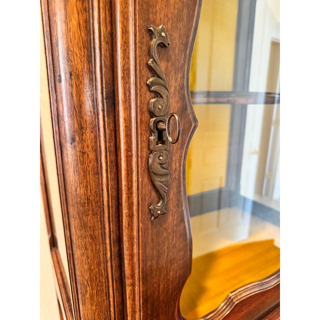 Brown Late 19th Century French Louis XV Corner Curio Cabinet For Sale - Image 8 of 8