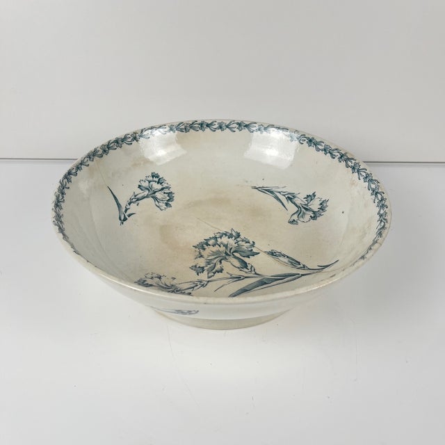 Footed salad bowl, "Carnation" pattern, KG Lunéville, ironstone, 19th century Blue carnation motif Diameter: 24.5 cm...