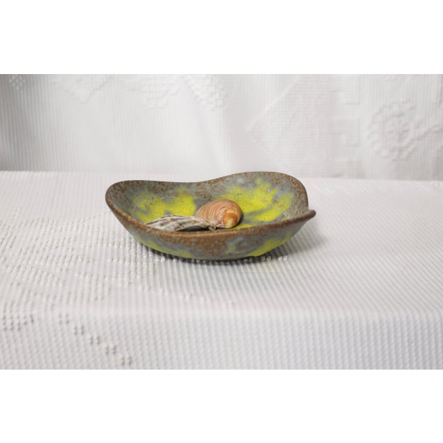 Yellow MCM Ceramic Haeger Earth Wrap Bowl in Lemon Peel From the 1970s For Sale - Image 8 of 10
