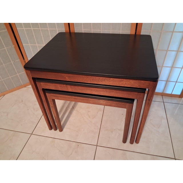 1960s Set of 3 Nesting Tables - Mid-Century Modern Nesting Tables in a Set of Three. This Set Has Warm-Toned Wood Frames With Black Finished Tops For Sale - Image 4 of 9