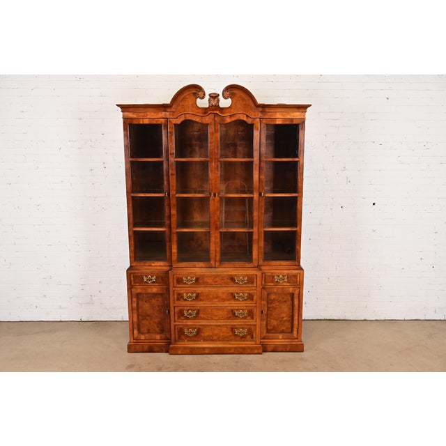 A gorgeous Georgian or Chippendale style lighted breakfront bookcase or dining cabinet By Henredon USA, Circa 1980s Carved...