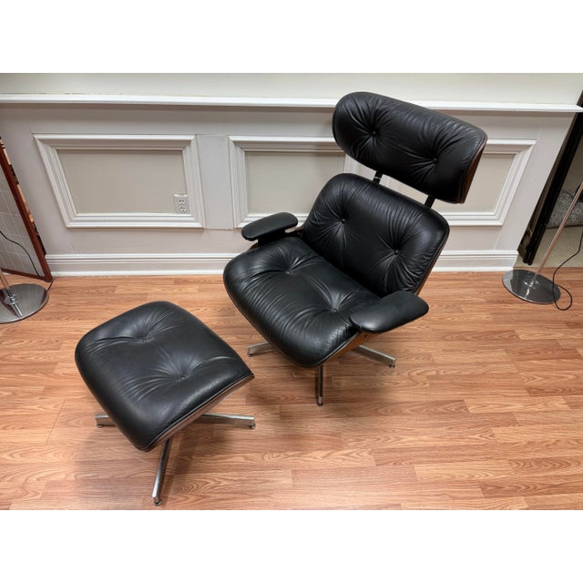 Mid-Century Modern Vintage Mid-Century Modern Eames Style Lounge Chair & Ottoman For Sale - Image 3 of 9