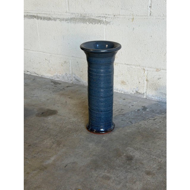 Mid-Century Modern Cylinder Umbrella Vase Mottled Blue Studio Pottery Ribbed Tall Mid 20th Century For Sale - Image 3 of 10