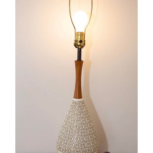 Cream Pottery and Walnut Onion Shape Base Table Lamp, C. 1960's For Sale - Image 8 of 9