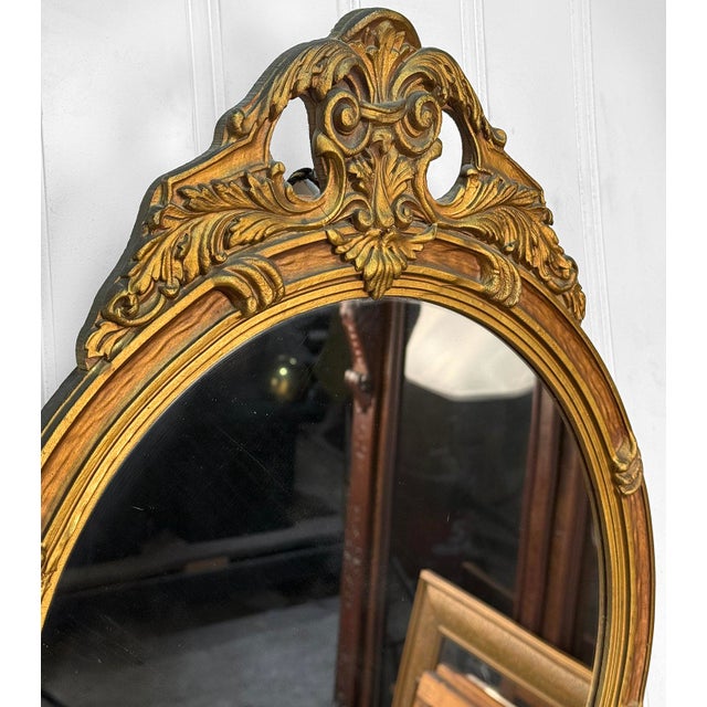 1930s Antique Victorian Rococo Gilt Wood Gold Round Mirror For Sale - Image 5 of 11