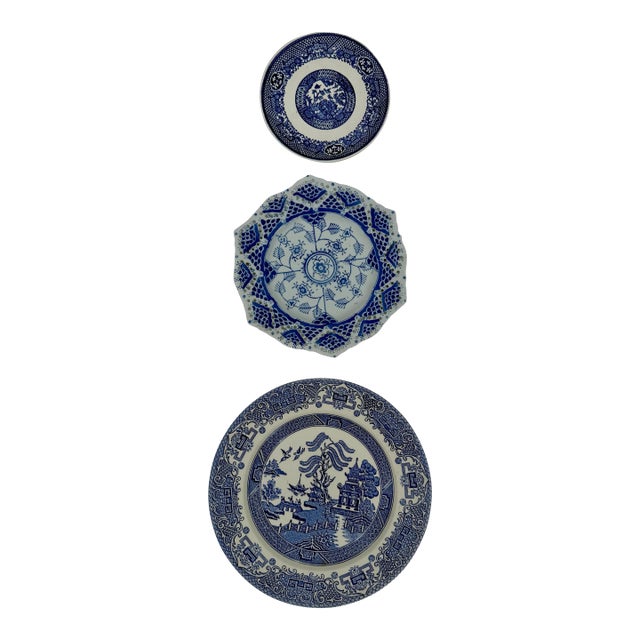 Blue Chinosierie China Wall Plates - A Set For Sale