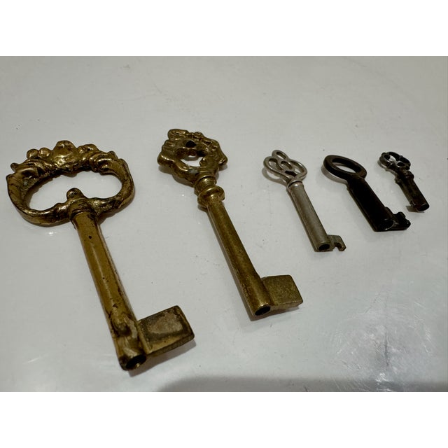 Antique Skeleton Keys Lot Vintage Brass Iron Ornate Bow Keys With Tassel For Sale In Atlanta - Image 6 of 14