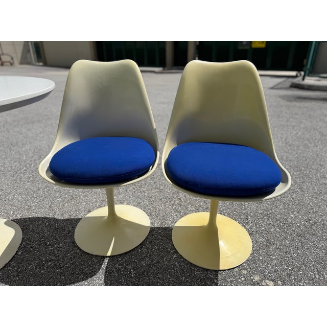 Metal Vintage Tulip Chairs and Dining Table in the Style of Eero Saarinen, 1970s, Set of Acrylic Top For Sale - Image 7 of 17