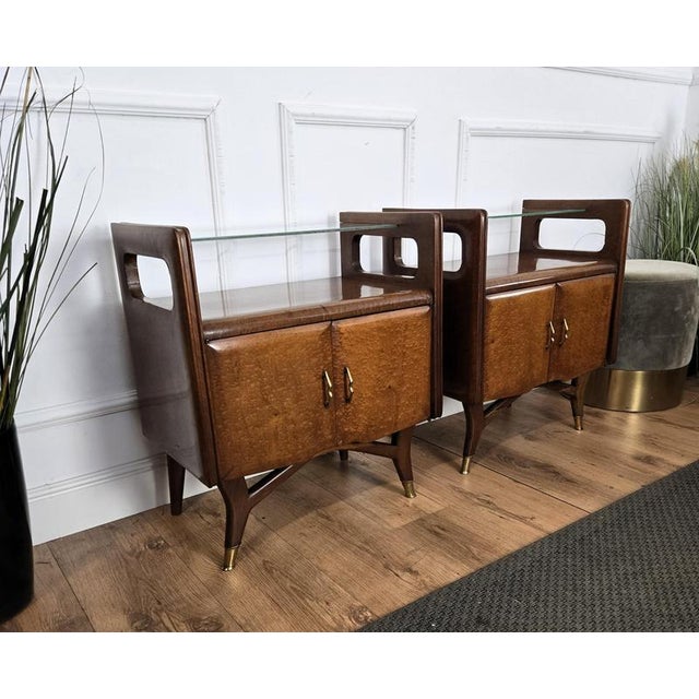 Mid-Century Italian Art Deco Style Bedside Tables in Walnut with Glass Tops, 1950s, Set of 2 For Sale - Image 6 of 11