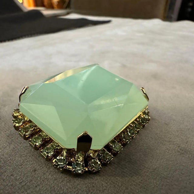 Italian 21st Century Sea Green Resin and Gilded Metal Coppola & Toppo Brooch For Sale - Image 3 of 11