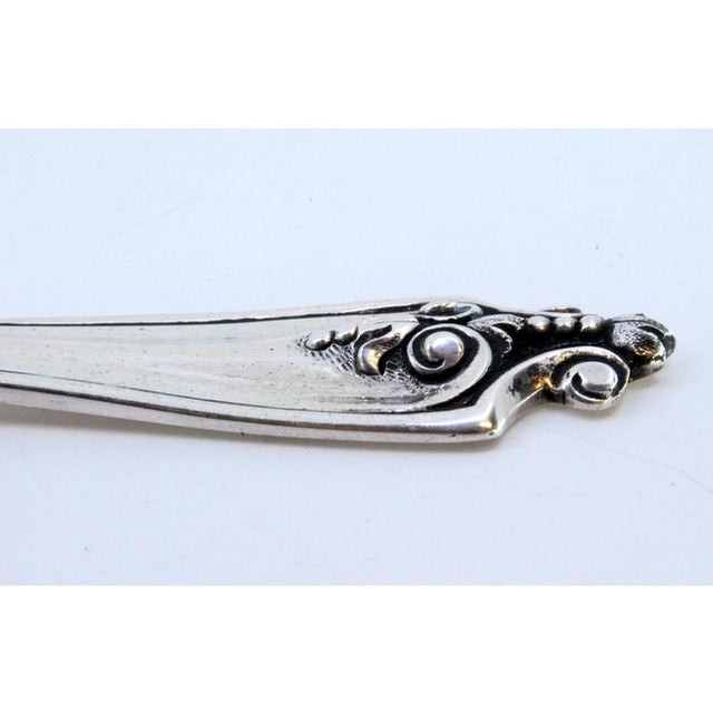 Silver Fruit Spoon with Golden Shell and Handle with Grooves and Reliefs For Sale - Image 5 of 8