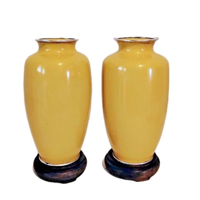 Vintage Japanese Akagi Shoten 7.25" Silver Wire Cloisonne Enamel Hibiscus Vases on Wooden Stands ~ a Pair For Sale - Image 4 of 10
