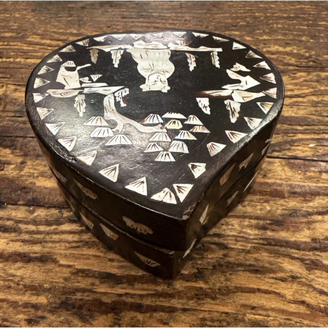 Late 19th Century Chinoiserie Abalone Lacquer Box With Inlaid Mother of Pearl For Sale - Image 5 of 10