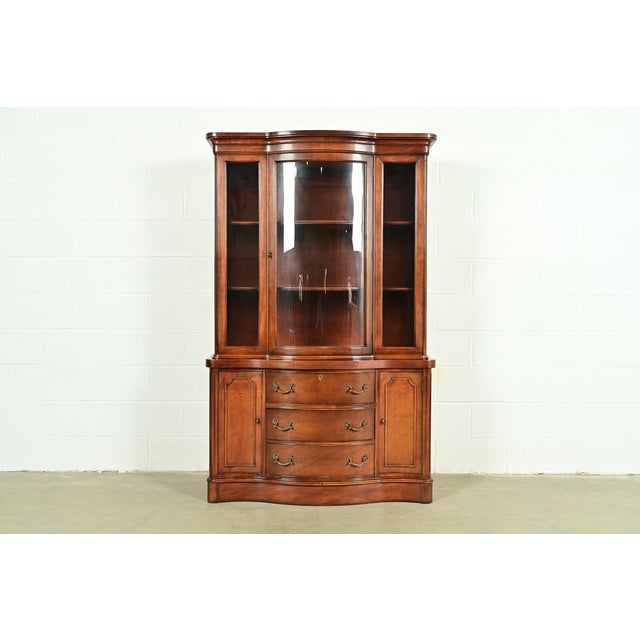 Baker Furniture Style Georgian Carved Mahogany Breakfront Bookcase Cabinet, Circa 1950s For Sale - Image 12 of 12
