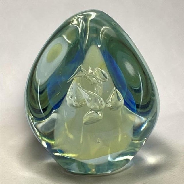 1990s Robert Eickholt Egg Paperweight 3-Sided Opalescent Glows 4.5” Vintage Signed For Sale - Image 12 of 18