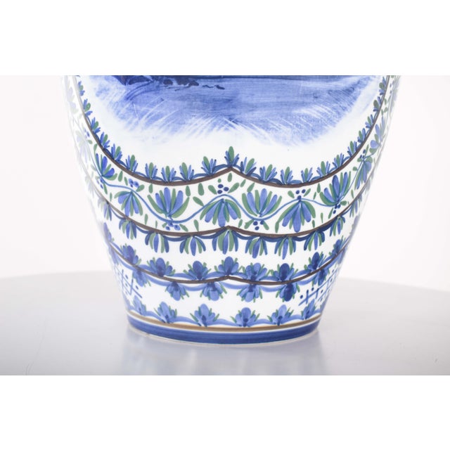 Vase with lid in Alfe Porcelain. Alfe porcelain, known for its tradition and quality in Portugal, stands out in this piece...