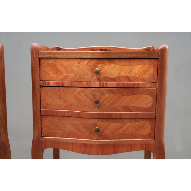 French 1920s Pair of French Louis XV Style Rosewood Side Tables Nightstands For Sale - Image 3 of 14