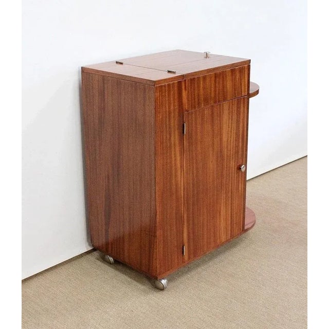 Furniture Design Retro Bar in 1950, consisting of Veneers Mahogany on all its faces. It opens the front door by reading an...