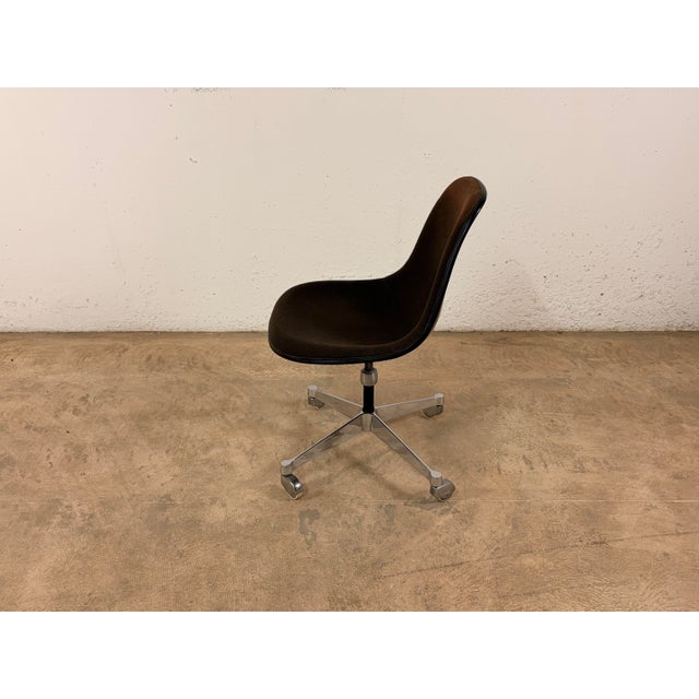 PSCC Fiberglass Side Chair by Charles & Ray Eames for Vitra / Herman Miller, 1970s, in Good conditions. Designed 1950 to...